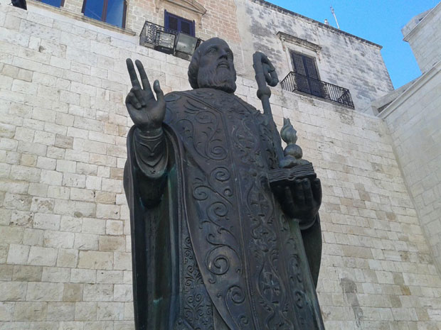 Српски краљеви опточили златом мошти светитеља